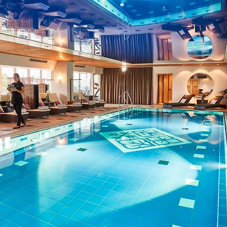 Vier Jahreszeiten Kempinski Muenchen Bagian luar foto The swimming pool at the Hotel