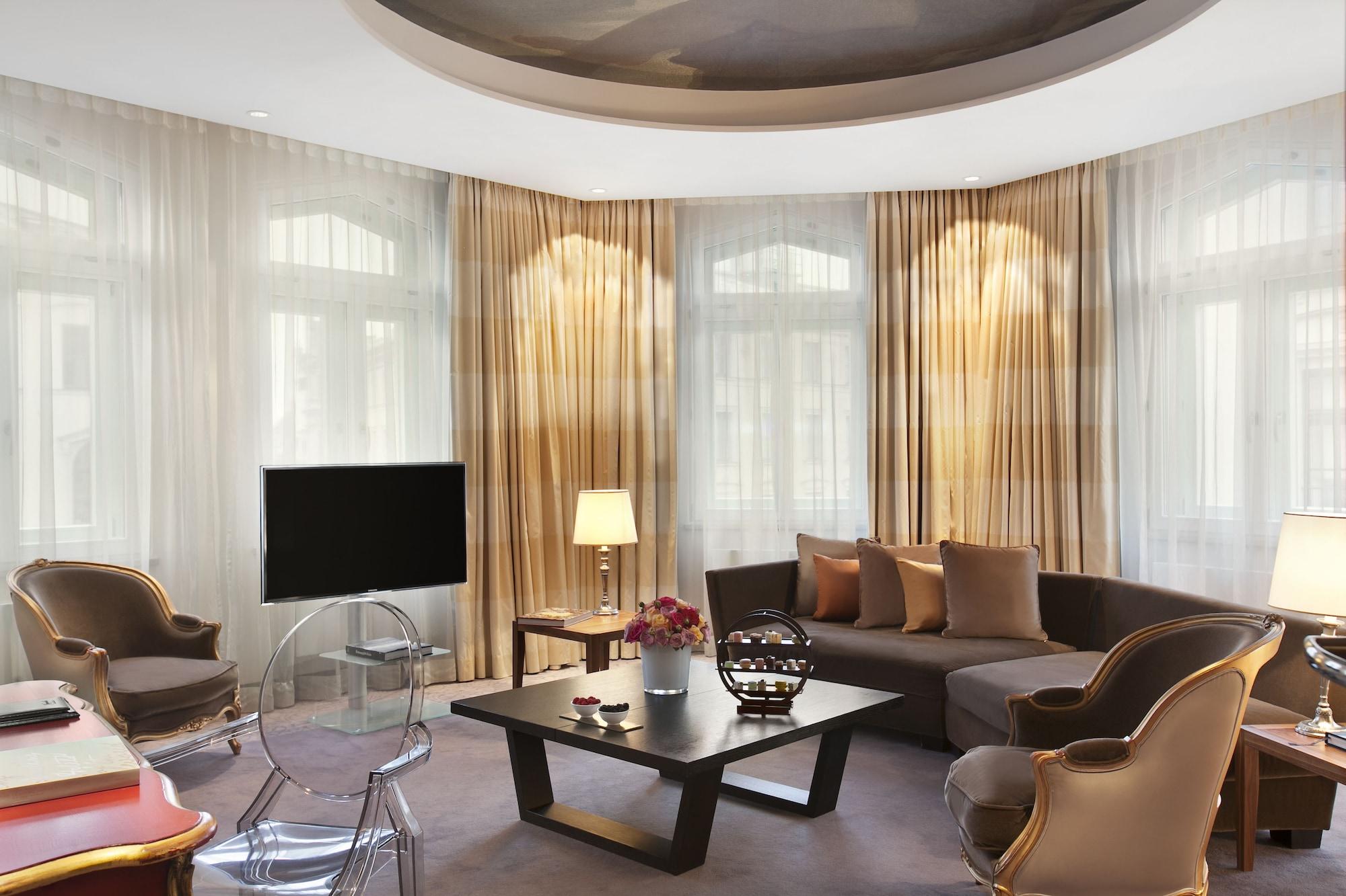 Vier Jahreszeiten Kempinski Muenchen Bagian luar foto A suite at the Mandarin Oriental, Munich