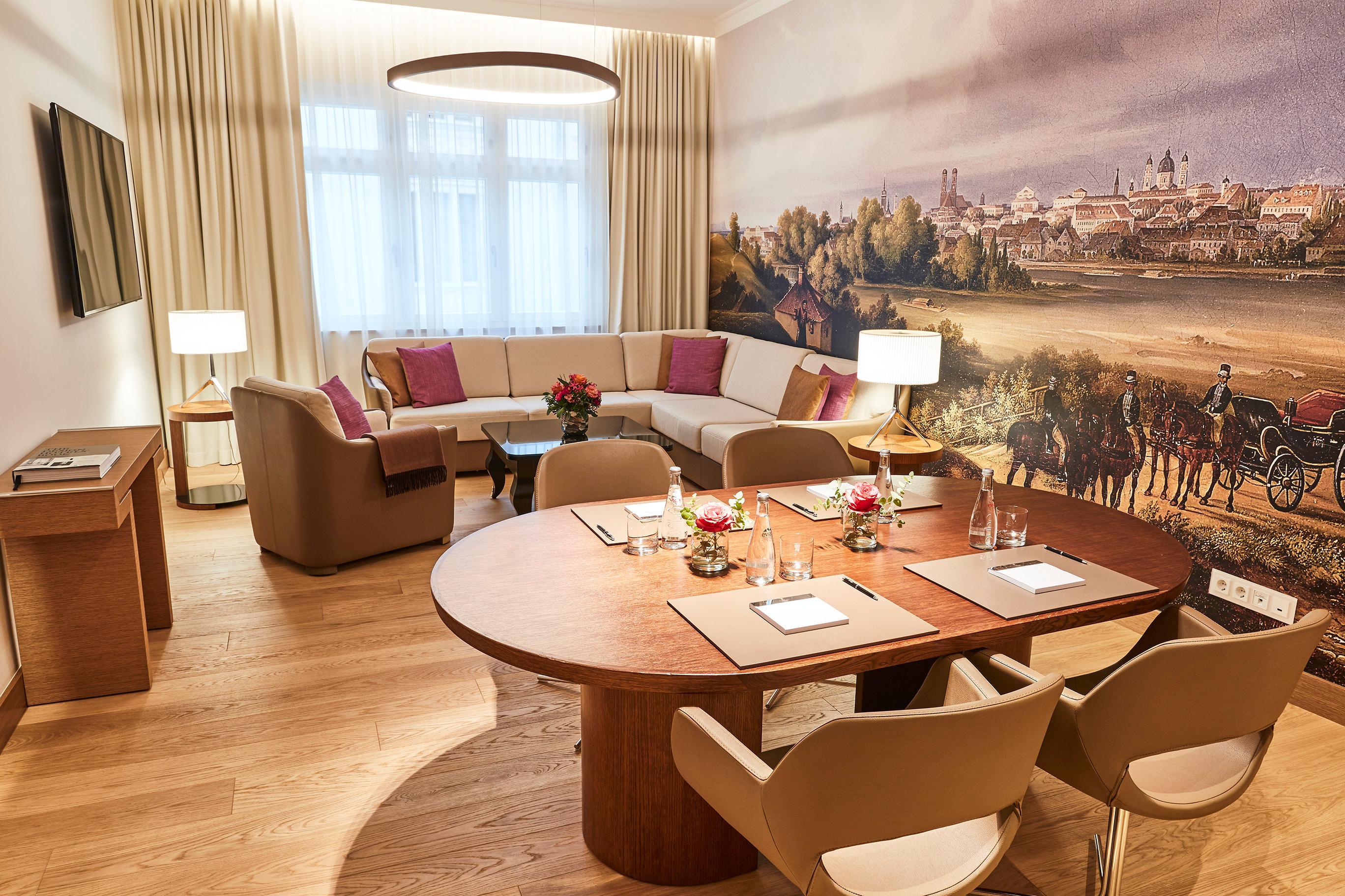 Vier Jahreszeiten Kempinski Muenchen Bagian luar foto A suite at the Hotel Bayerischer Platz