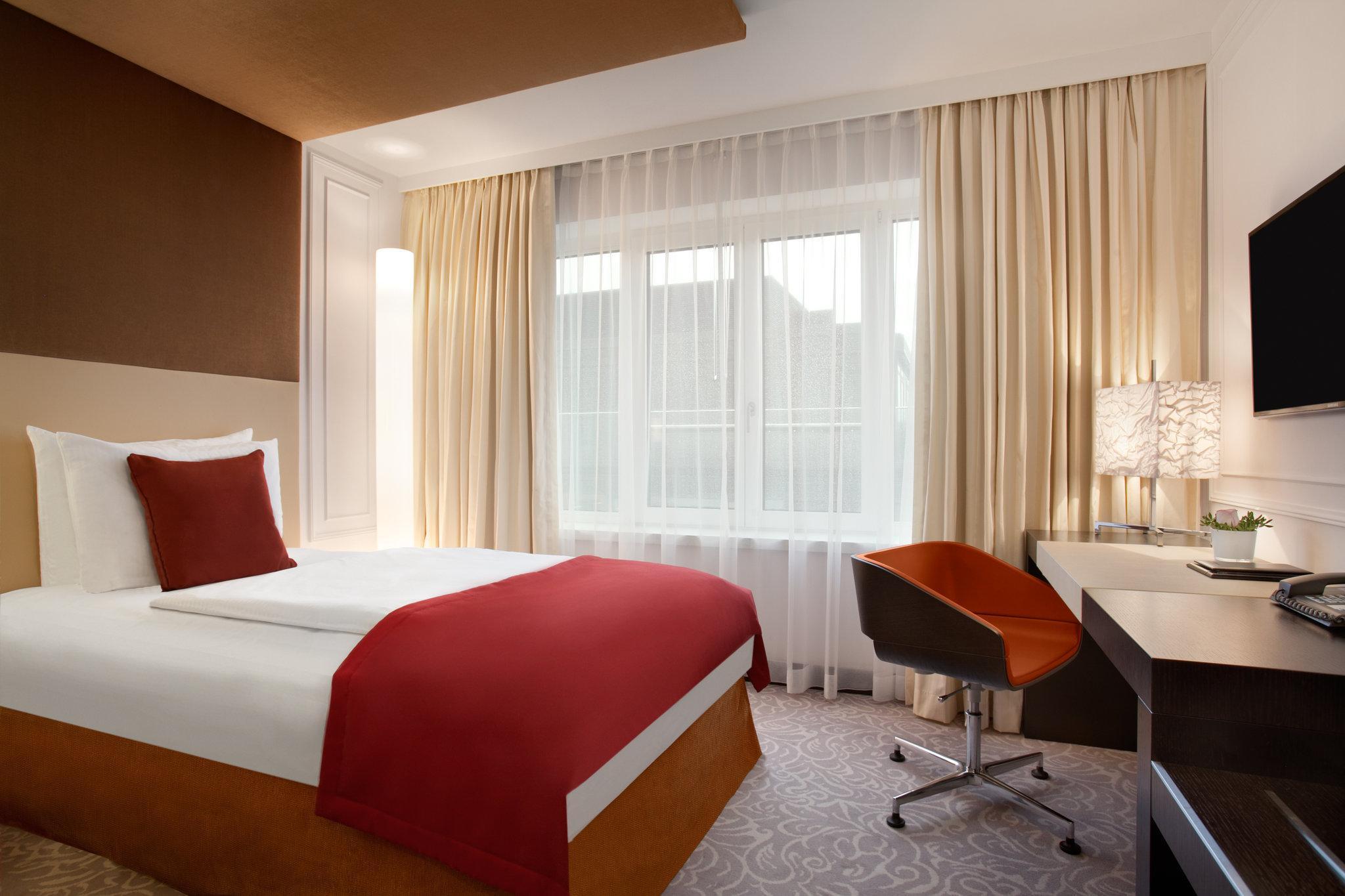 Vier Jahreszeiten Kempinski Muenchen Ruang foto A room at the hotel