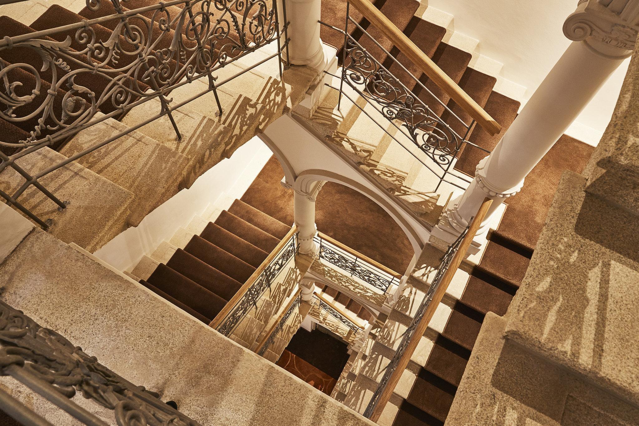 Vier Jahreszeiten Kempinski Muenchen Bagian luar foto Staircase