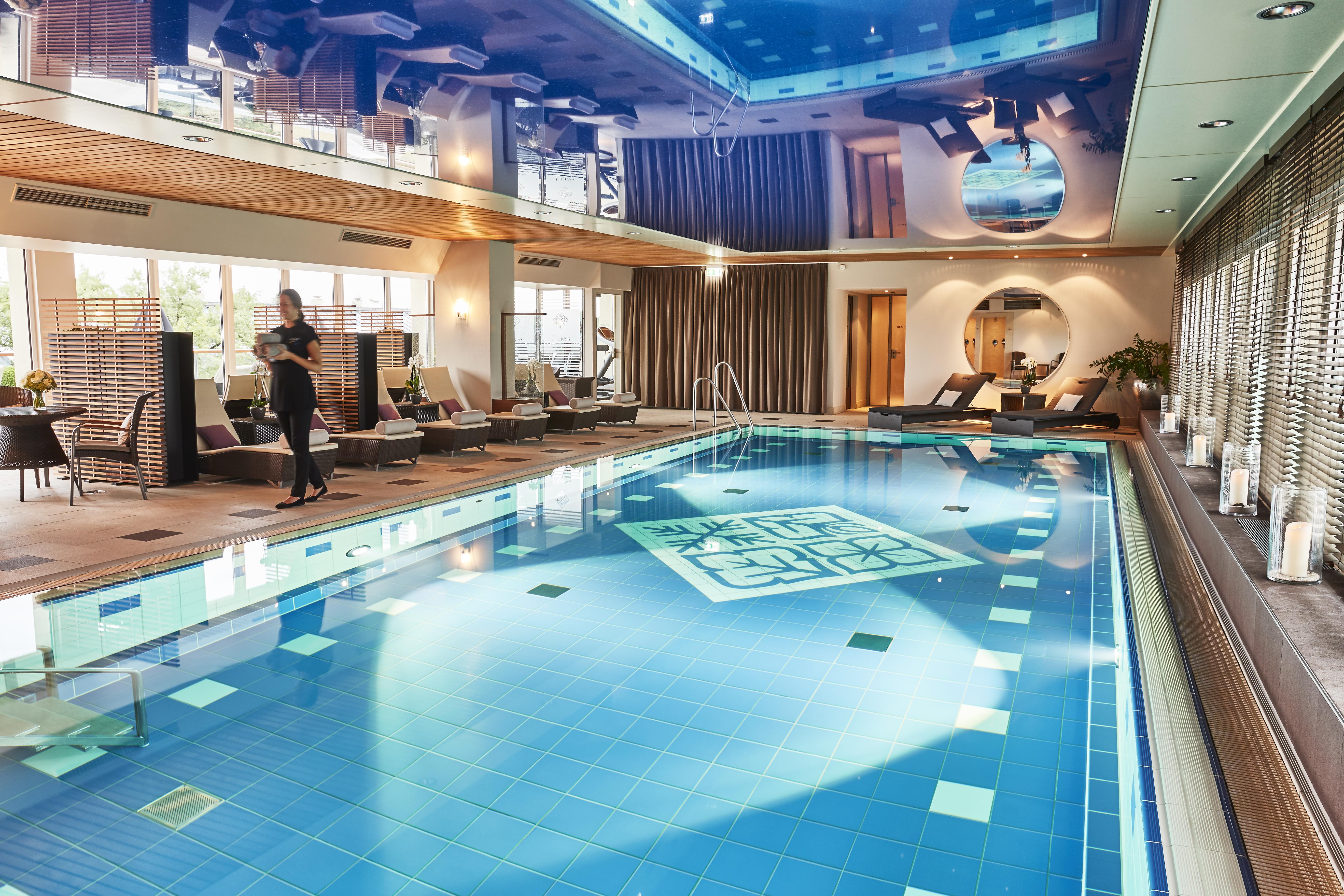Vier Jahreszeiten Kempinski Muenchen Bagian luar foto The swimming pool at the Hotel