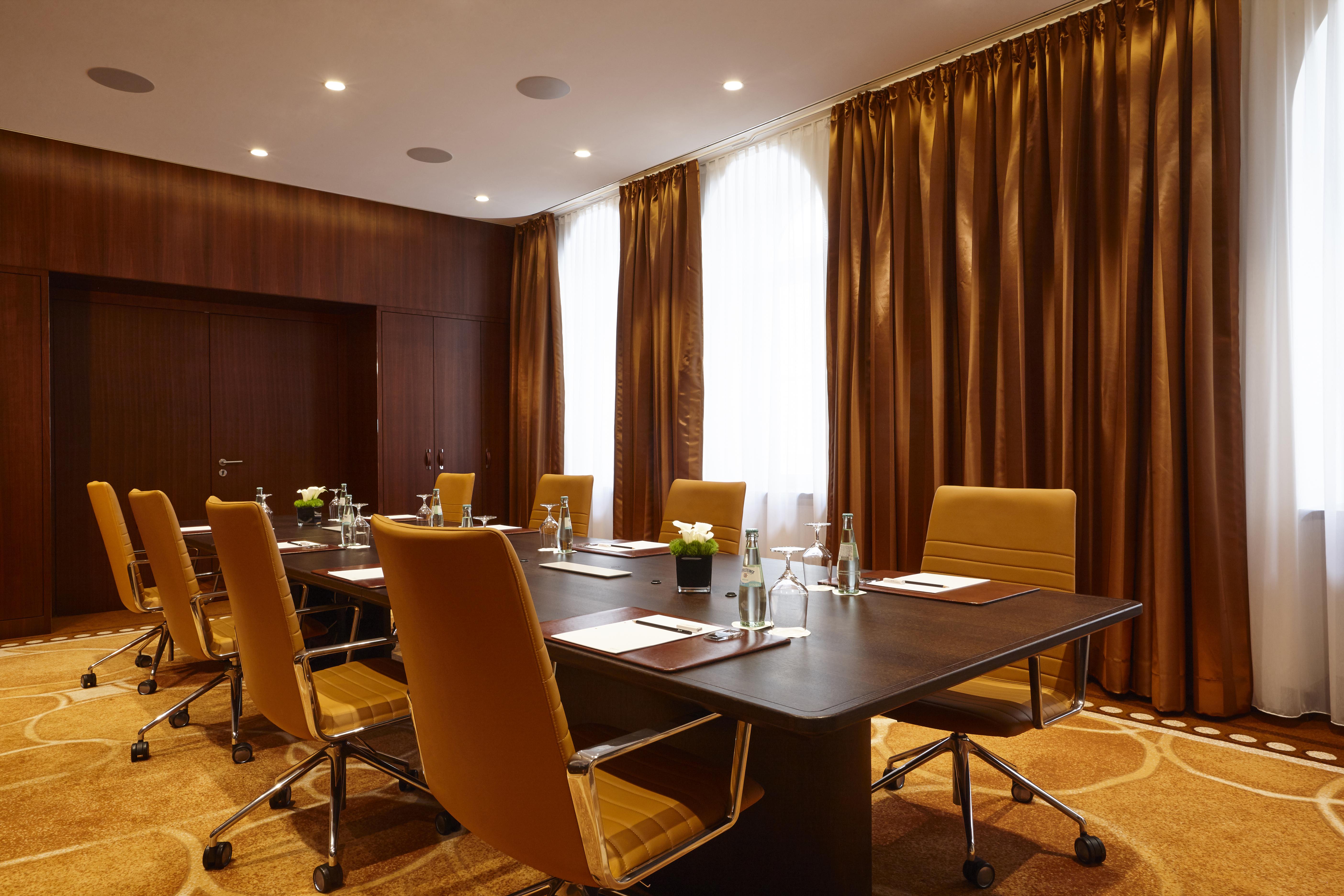 Vier Jahreszeiten Kempinski Muenchen Bagian luar foto Meeting room