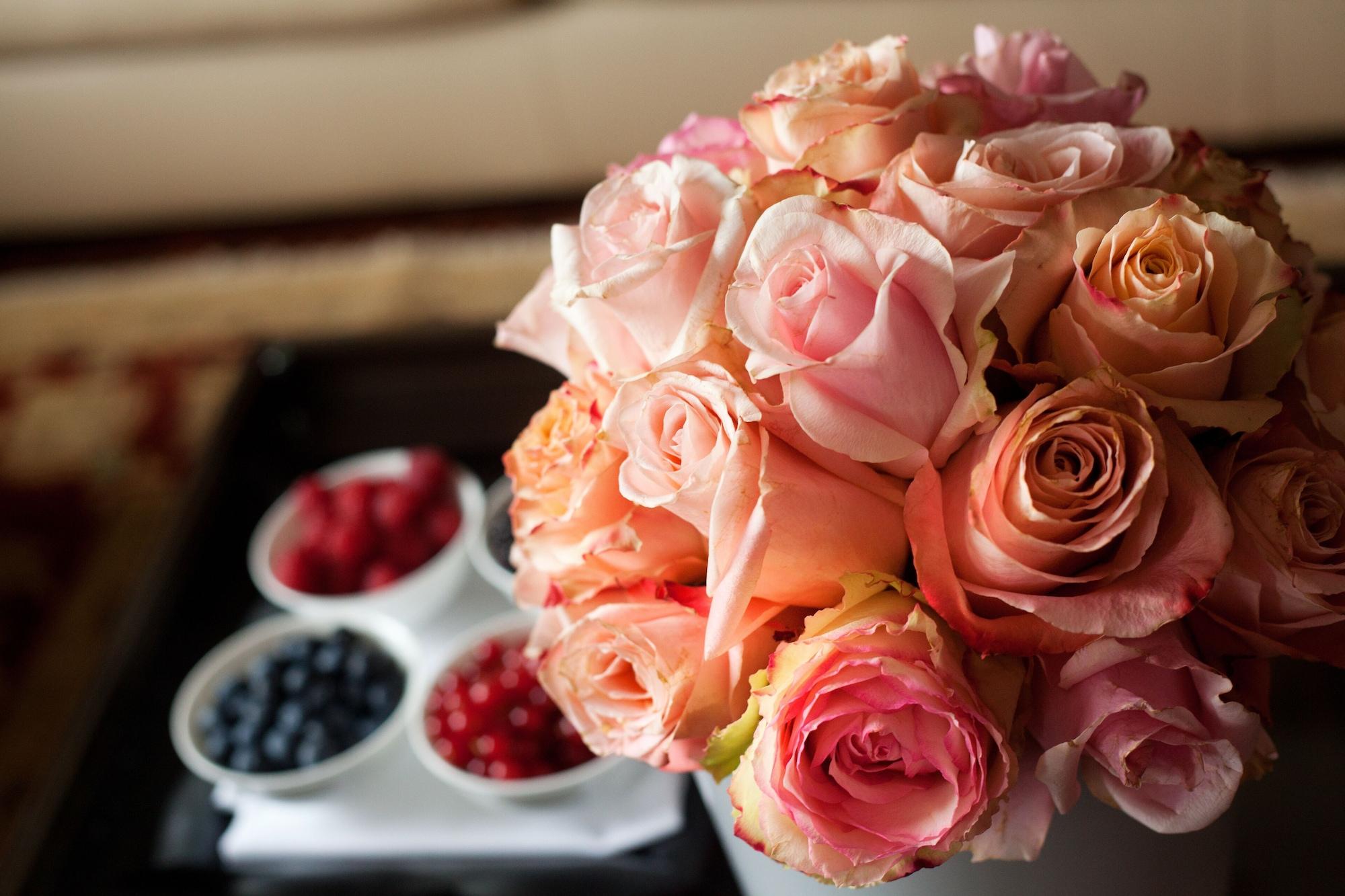 Vier Jahreszeiten Kempinski Muenchen Bagian luar foto Roses