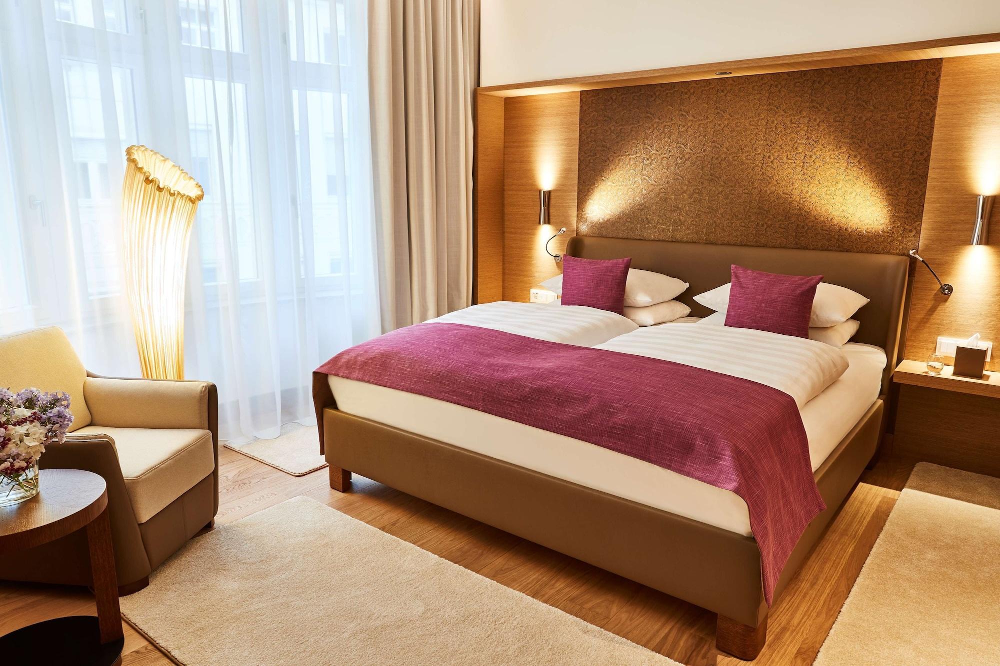 Vier Jahreszeiten Kempinski Muenchen Bagian luar foto A typical hotel room