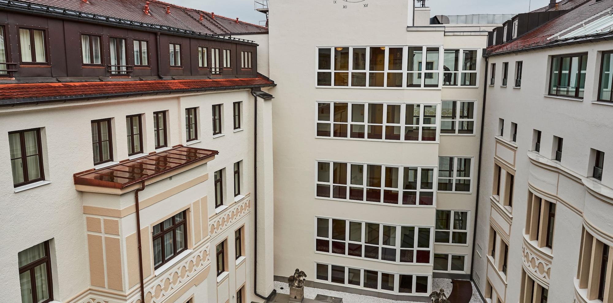 Vier Jahreszeiten Kempinski Muenchen Bagian luar foto The courtyard of the school