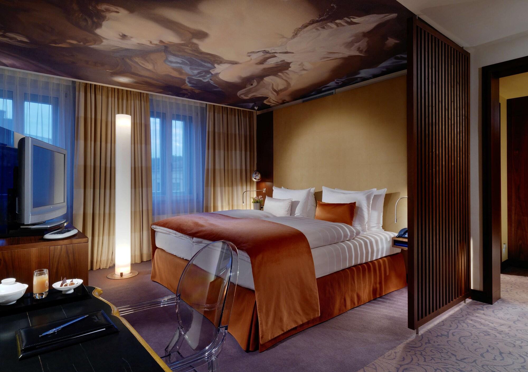 Vier Jahreszeiten Kempinski Muenchen Bagian luar foto A room at the Mandarin Oriental, Munich