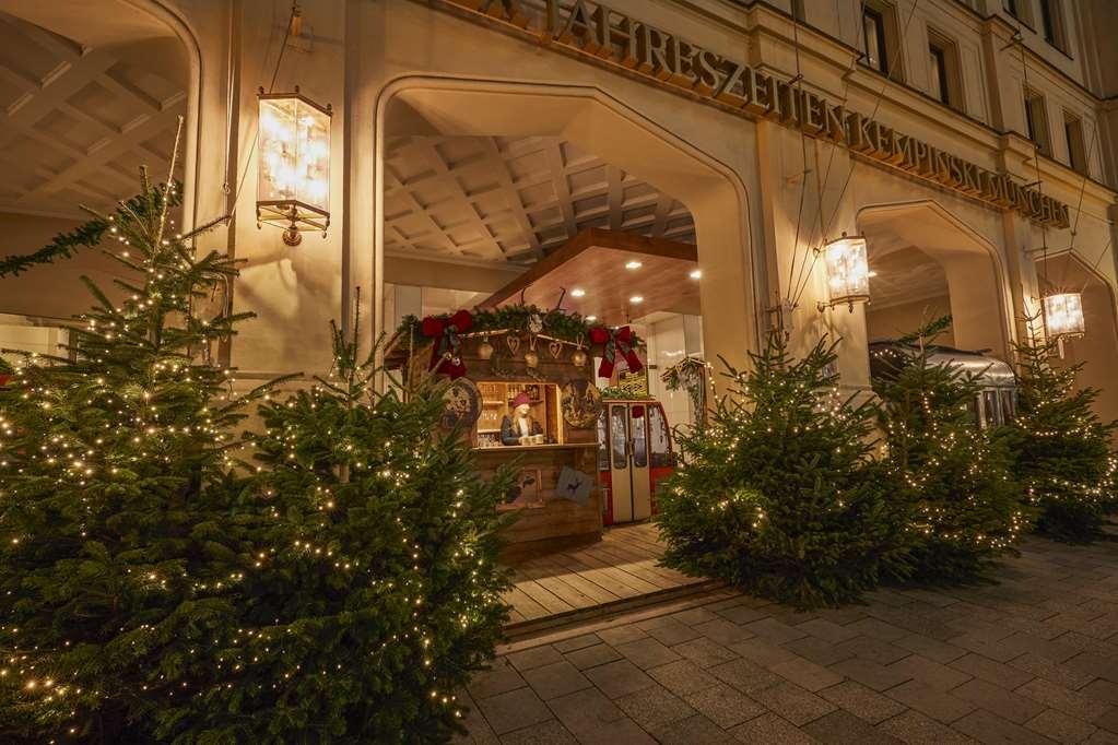 Vier Jahreszeiten Kempinski Muenchen Bagian luar foto The entrance to the hotel