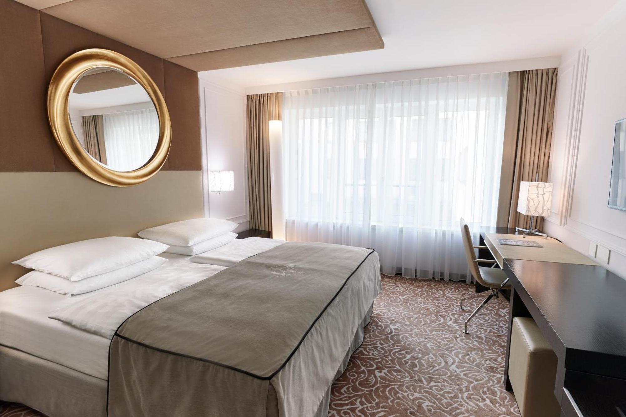 Vier Jahreszeiten Kempinski Muenchen Bagian luar foto A room at the hotel