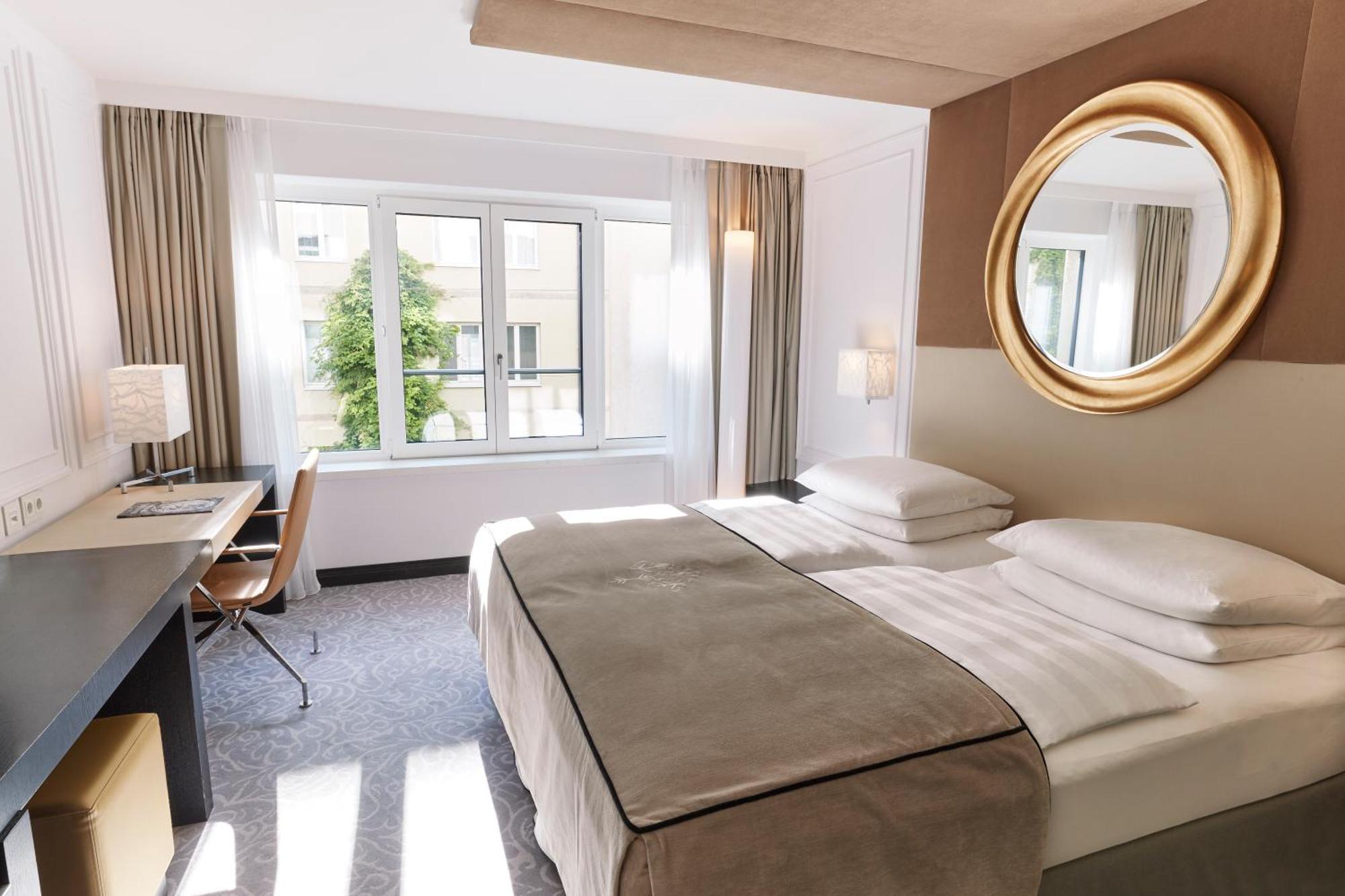 Vier Jahreszeiten Kempinski Muenchen Bagian luar foto A room at the hotel