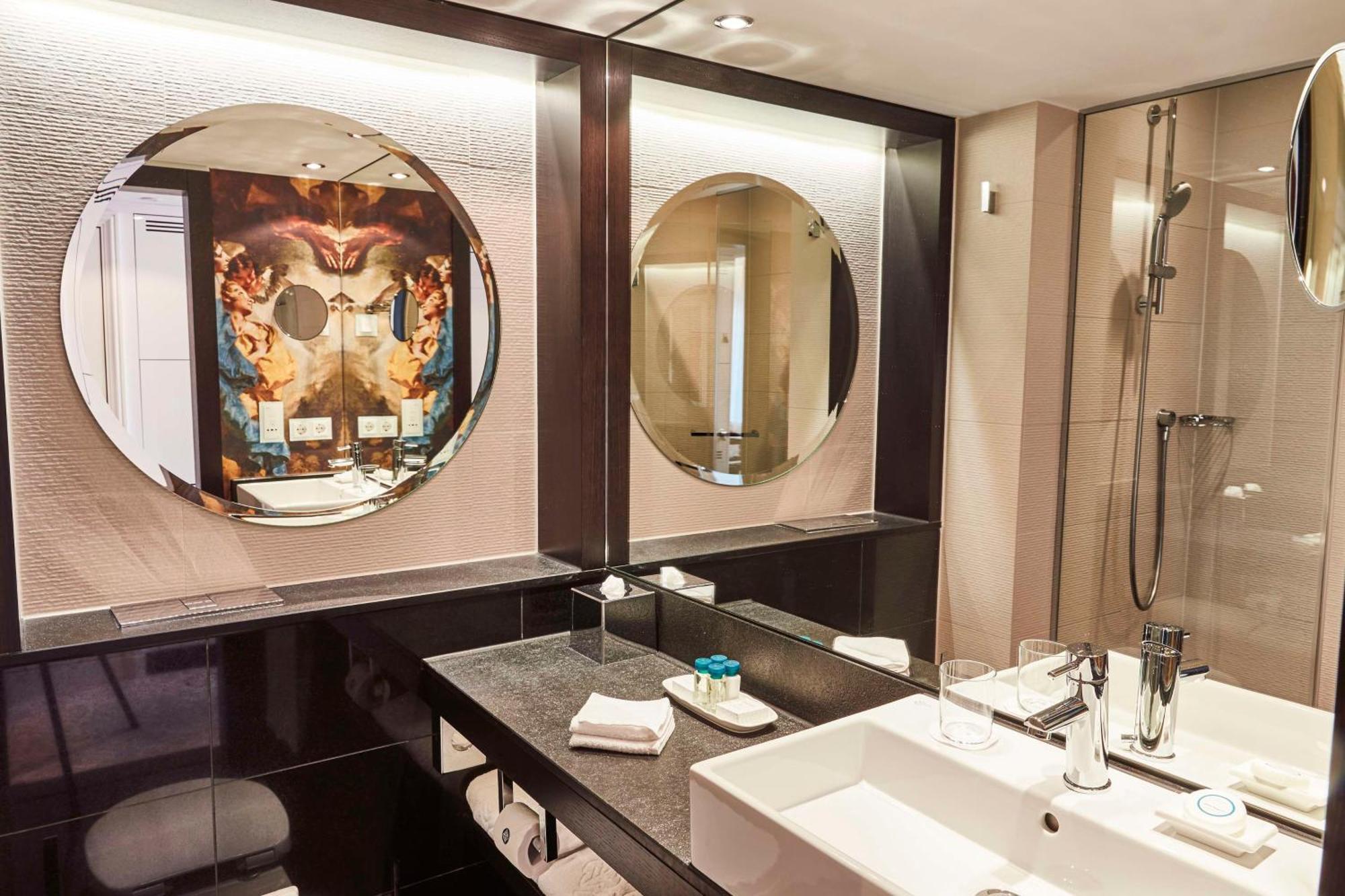 Vier Jahreszeiten Kempinski Muenchen Bagian luar foto Bathroom