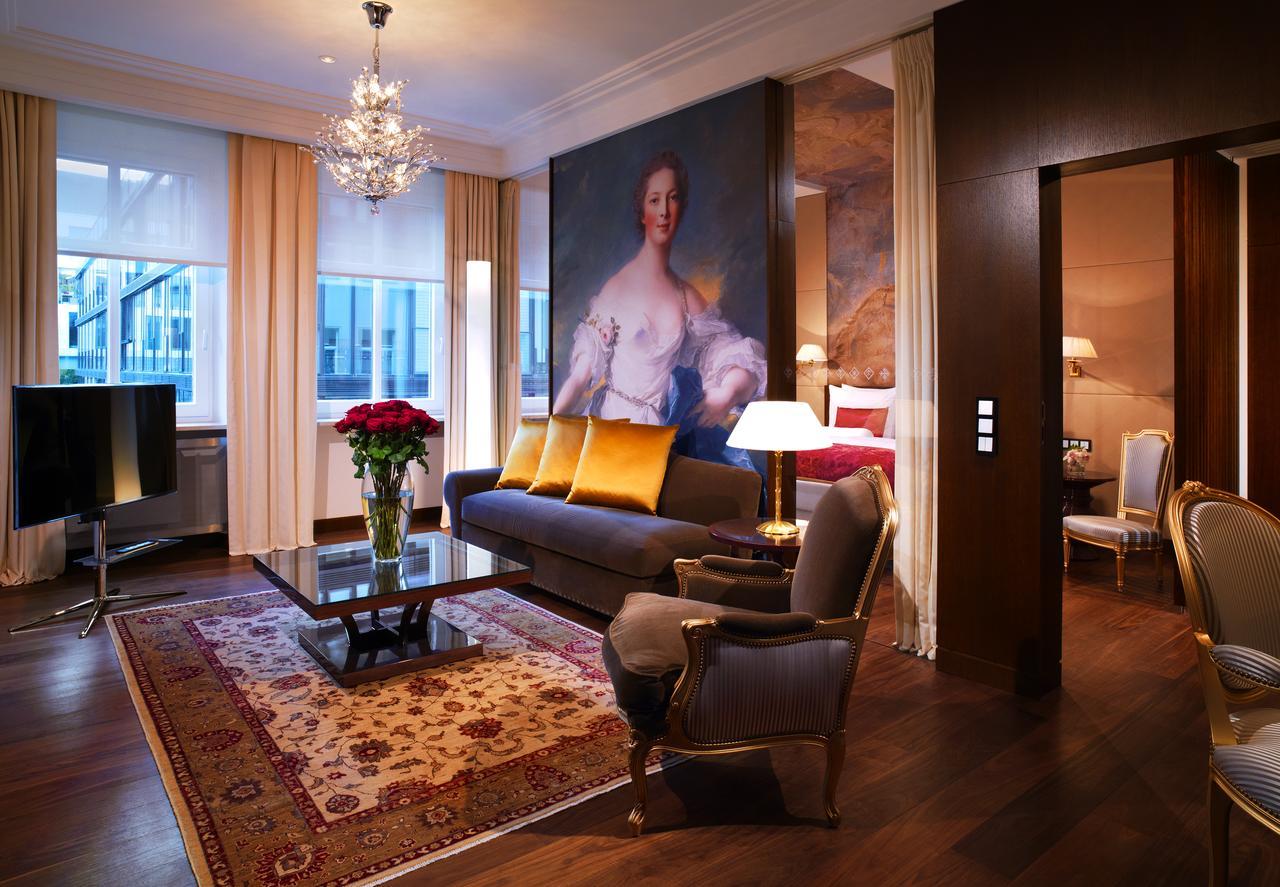 Vier Jahreszeiten Kempinski Muenchen Ruang foto Suite at the Hotel Axelmannstein