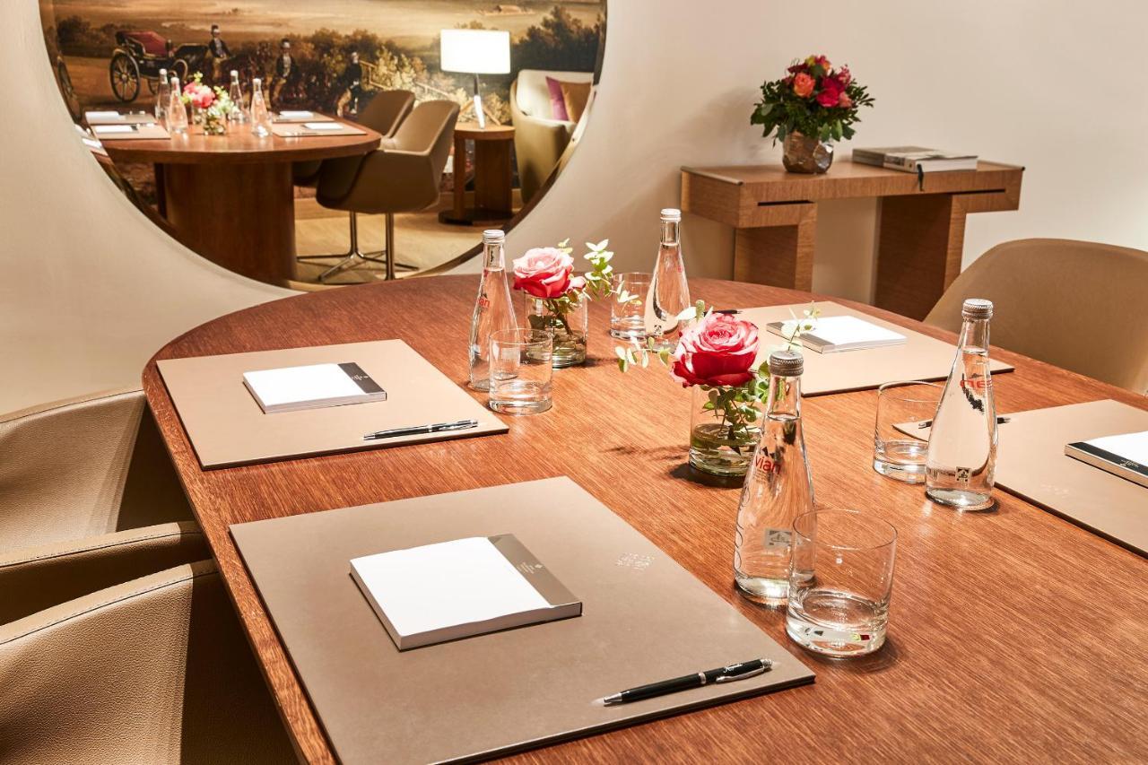 Vier Jahreszeiten Kempinski Muenchen Bagian luar foto Meeting room at the Mandarin Oriental, London