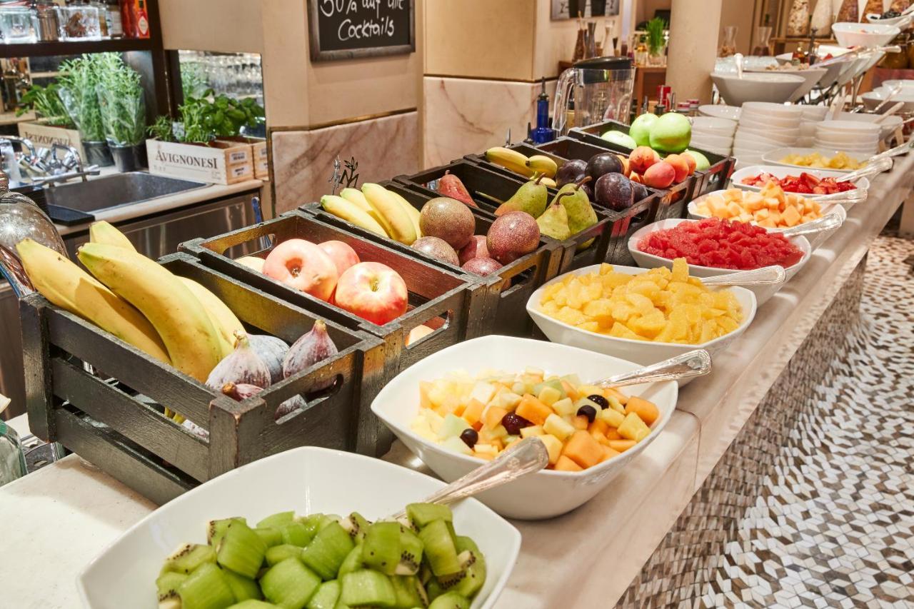 Vier Jahreszeiten Kempinski Muenchen Bagian luar foto Fruit buffet